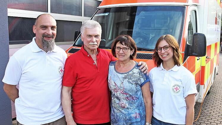 Die Notfallsanitäter Jürgen Bäuerlein (links) und Jule Zehner (rechts) mit Dieter Hanke und seiner Lebensgefährtin Sigrid Pölzl Foto: BRK