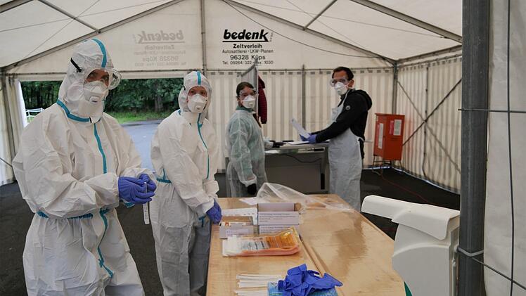 Fachkundiges Personal aus dem Gesundheitsamt übernimmt das Testen - weiteres kommt am Dienstag dazu.
