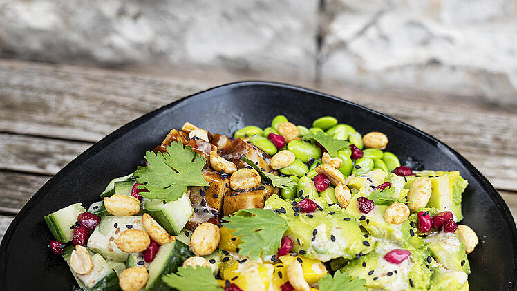 Vegetarische Basebowl mit einem Wildreis Quinoa Mix, Teriyaki Sauce, Gemüse und geräuchertem Bio Tofu im Base Coffee.