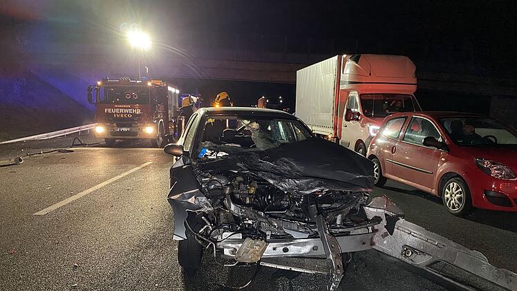 Schwerer Unfall auf der A9 - Unfallverursacher flieht nach Kollision zu Fu&szlig;