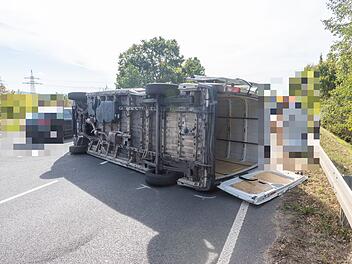 Paketzusteller landet nach Unfall auf der Seite