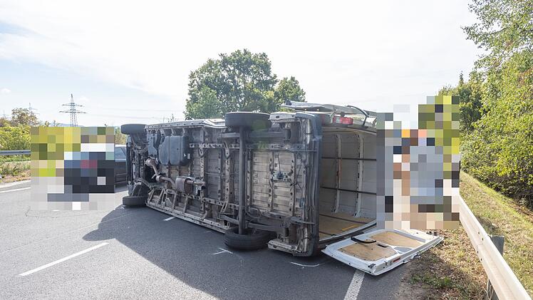 Paketzusteller landet nach Unfall auf der Seite