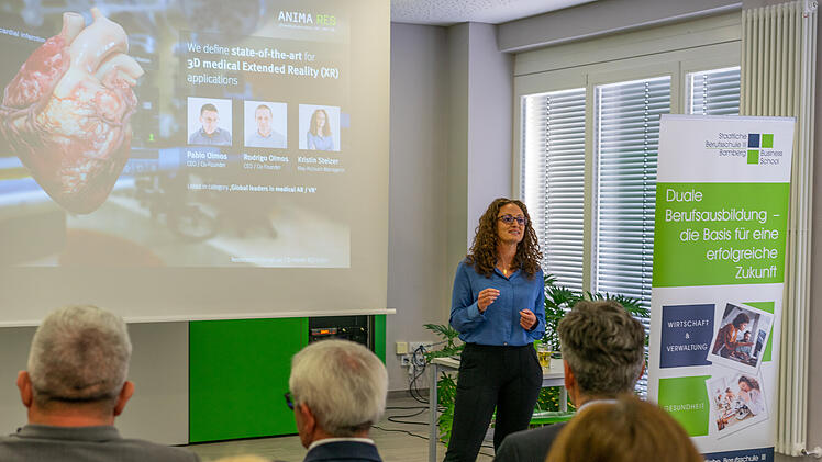 Bamberg: F&uuml;r realit&auml;tsnahe medizinische Ausbildung - Berufsschule setzt Mixed-Reality-Brillen ein