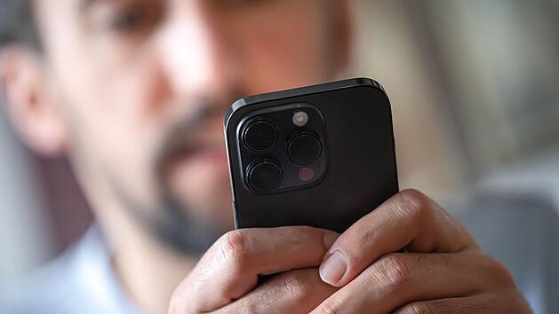 Durchgesägter Handy-Empfangsbalken zeigt Empfang unterschiedlicher Mobilfunksignale an
