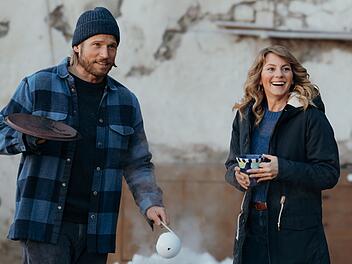 Auf Bergretterin Katharina Strasser (Luise B&auml;hr) kann sich Markus Kofler verlassen. Nicht ganz so sicher ist er sich diesbez&uuml;glich bei seinem Halbbruder Jan.