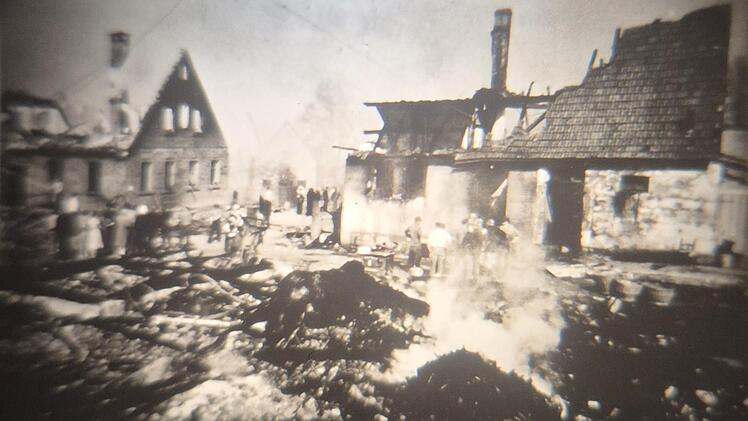 Ein Dorfbrand brachte 1956 viel Leid nach Frankenbrunn. Alois Meder, damals acht Jahre alt, recherchierte in den letzten Monaten in Eigenregie und berichteten nun zum 70-j&auml;hrigen Jubil&auml;um zahlreichen Interessierten von der Katastrophe.