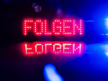 Michelau: Autofahrer (40) fl&uuml;chtet mit 100 km/h innerorts vor Polizei