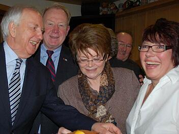 Bei so einem appetitlichen Fisch können selbst gestandene Politiker nicht widerstehen (von links): Ingo Friedrich, Hans Michelbach, Elke Protzmann und Doris Jung. Foto: Rainer Lutz