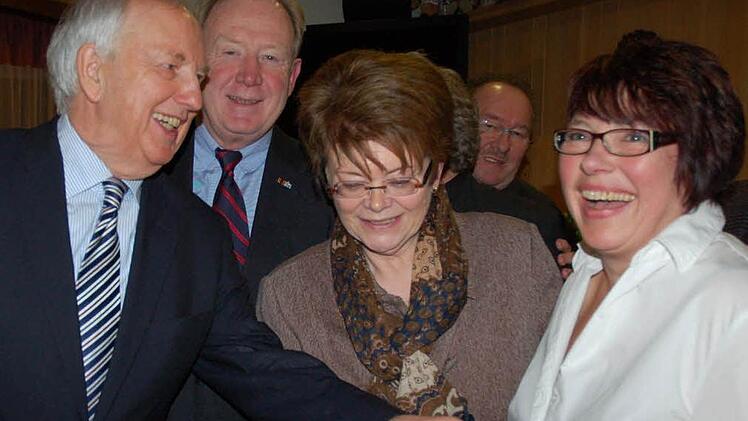 Bei so einem appetitlichen Fisch können selbst gestandene Politiker nicht widerstehen (von links): Ingo Friedrich, Hans Michelbach, Elke Protzmann und Doris Jung. Foto: Rainer Lutz