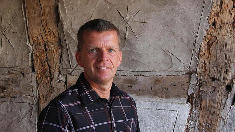 Martin Burgsmüller vor seinem Fachwerk