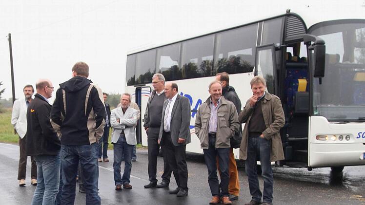 Die Kreisräte bei der Besichtigung von Schadstellen wie hier auf der HAS 24 bei Hummelmarter.