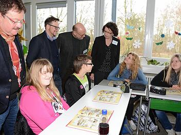 Die Zukunftskonferenz-Gäste Jürgen Vonbrunn, Rainer Blüchel, Klaus Sammet und Elisabeth Weith (von links) lassen sich von Schülern des Förderzentrums den Unterrichtsstoff erklären. Foto: Dagmar Besand