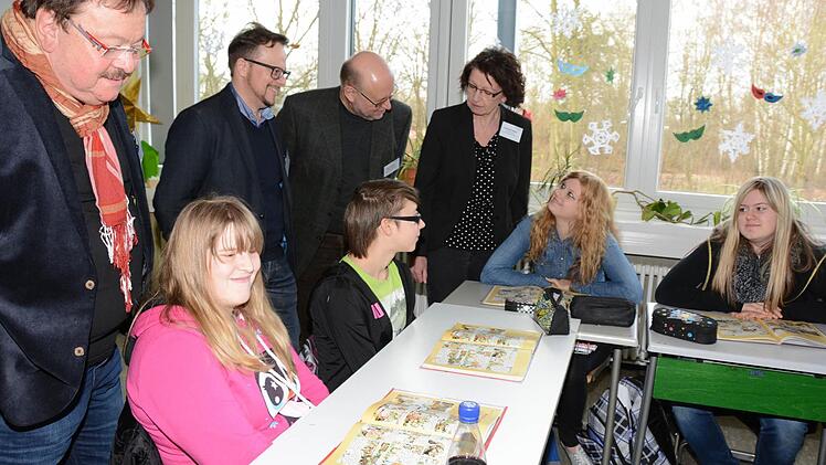 Die Zukunftskonferenz-Gäste Jürgen Vonbrunn, Rainer Blüchel, Klaus Sammet und Elisabeth Weith (von links) lassen sich von Schülern des Förderzentrums den Unterrichtsstoff erklären. Foto: Dagmar Besand