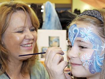Engelsgesicht: Teresa Modschiedler (7) bekommt von Birgit Brückner ein glitzerndes Sternengesicht. Foto: Sabine Memmel