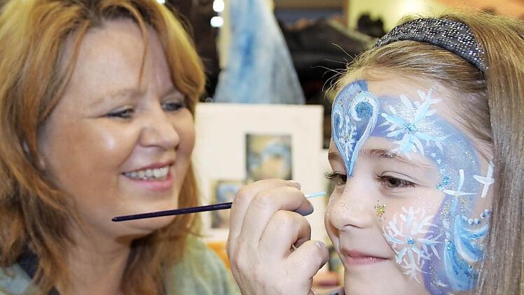 Engelsgesicht: Teresa Modschiedler (7) bekommt von Birgit Brückner ein glitzerndes Sternengesicht. Foto: Sabine Memmel