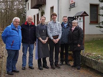 Glückwünsche für das neue Team am Schweinfurter Haus. Das Bild zeigt (von links): Rhönklub-Präsident Jürgen Reinhardt, Konrad Trip, Frank Strobach, Daniel Brown, Erich Kleinhenz und Josefine Friedrich.Foto: Marion Eckert