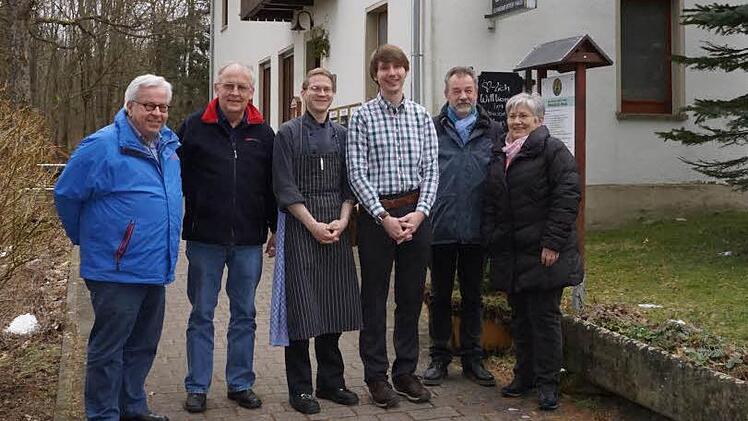 Glückwünsche für das neue Team am Schweinfurter Haus. Das Bild zeigt (von links): Rhönklub-Präsident Jürgen Reinhardt, Konrad Trip, Frank Strobach, Daniel Brown, Erich Kleinhenz und Josefine Friedrich.Foto: Marion Eckert
