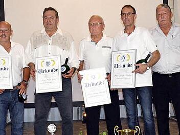 Bürgermeister Christian Mrosek (rechts) mit den neuen Ehrenmitgliedern (nach links) Jürgen Heublein, Werner Bischoff, Hans Zipfel und Erich Bauer Fotos: Thomas Micheel