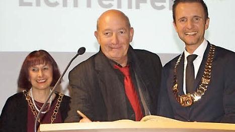 Eintrag ins Goldene Buch (von links): Provost Helen Moonie aus Prestwick, Bürgermeister Bertrand Pasciuto von Cournon und Bürgermeister Andreas Hügerich.  Fotos: Alfred Thieret
