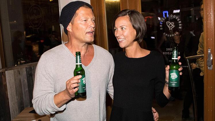 Til Schweiger und seine Freundin Marlene Shirley trinken am 02.11.2016 in Hamburg bei der Eröffnung des neuen Restaurants "Barefood Deli" von Schweiger ein Bier. Foto: Christian Charisius/dpa