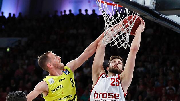 Leon Kratzer (r.) , der sich hier gegen den Bayreuther Nate Linhart durchsetzt, lief in der vergangenen Saison 22 Mal in der Bundesliga f&uuml;r Brose Bamberg auf. Foto: Daniel L&ouml;b
