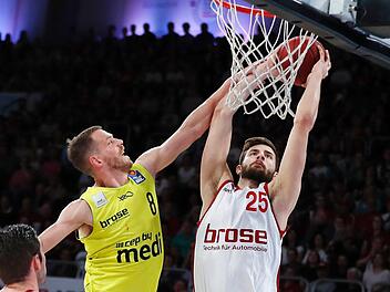 Leon Kratzer (r.) , der sich hier gegen den Bayreuther Nate Linhart durchsetzt, lief in der vergangenen Saison 22 Mal in der Bundesliga f&uuml;r Brose Bamberg auf. Foto: Daniel L&ouml;b