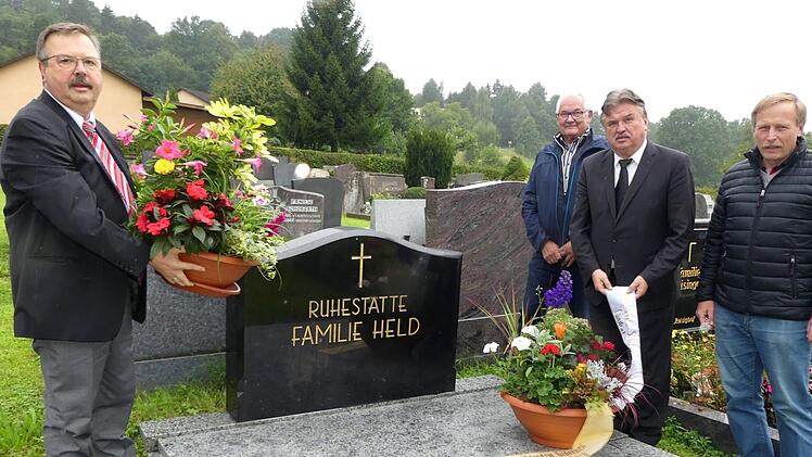 Am Vortag des 100. Geburtstags von Kurt Held gedachten (von links) Zweiter Bürgermeister Albert Kolb, Gemeinderat Helmut Küfner, Landrat Klaus Peter Söllner und Gemeinedrat Werner Köstner des Trebgaster Ehrenbürgers und früheren Kulmbacher Landrats.  Foto: Dieter Hübner
