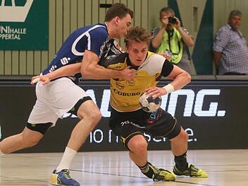 Jakob Knauer (rechts) und seine Teamkollegen verkauften sich beim Meister nochmals teuer, mussten aber in der zweiten Halbzeit die Überlegenheit des Bergischen HC neidlos anerkennen.  Fotos: Iris Bilek