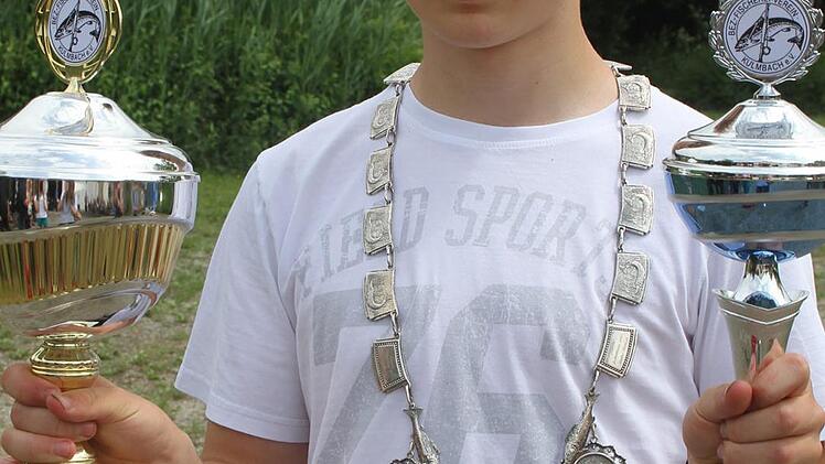 Bei den Jugendlichen wurde Justin Hofmann (14) zum Fischerkönig gekürt.   Foto: Sonny Adam
