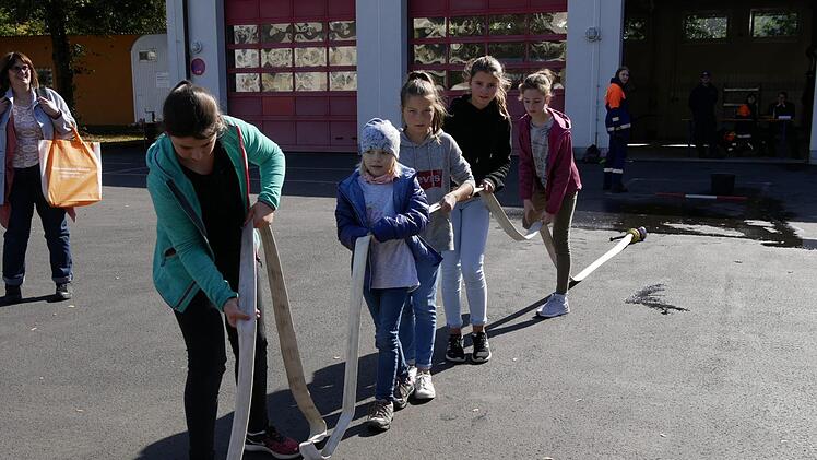 Die "Crazy Girls" bei der Feuerwehr: Der Schlauch muss geleert  werden und das ging Hand in Hand ganz fix...  Foto: Manja von Nida