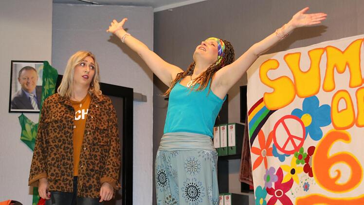 Hippie-Mutter Tamara Bloomberg (rechts) und ihre "total verkorkste" weil  stinknormale Tochter Aurora Butterfly. Foto: Dieter Britz