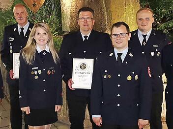Ehrungen bei der Feuerwehr G&ouml;&szlig;weinstein: von links Matthias Gr&uuml;n, Michael Lorke, Vorsitzende Elisa Eglseer-Bogner, Thomas H&auml;ndel, Zweiter Kommandant Fabian M&uuml;ller, Zweiter Vorsitzender Lukas Keller und Kommandant Marcel Zweck