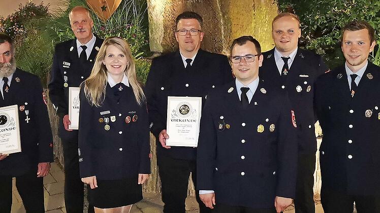 Ehrungen bei der Feuerwehr G&ouml;&szlig;weinstein: von links Matthias Gr&uuml;n, Michael Lorke, Vorsitzende Elisa Eglseer-Bogner, Thomas H&auml;ndel, Zweiter Kommandant Fabian M&uuml;ller, Zweiter Vorsitzender Lukas Keller und Kommandant Marcel Zweck