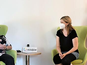 Nicole Rösch (Mitte) und Christine Aßhoff (rechts) freuen sich mit einer Bewohnerin über die neue Ausstattung in der Tagespflege Heroldsbach.