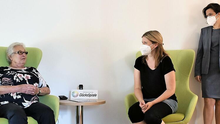 Nicole Rösch (Mitte) und Christine Aßhoff (rechts) freuen sich mit einer Bewohnerin über die neue Ausstattung in der Tagespflege Heroldsbach.