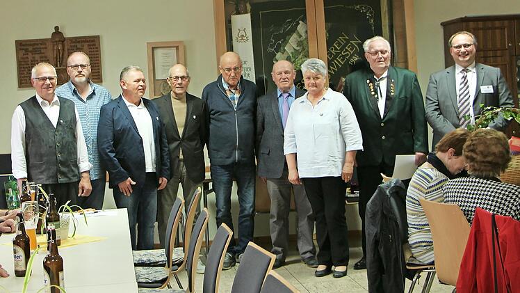 Auf dem Bild sind (von links): Elmar Brehm, Stefan Greubel, Otto Wahler, Günther Vogel, Rainer Schmitt, Paul Kolb, Eleonore Mittelsteiner, Werner Greubel, Carsten Ahlers.