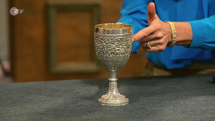 Ein Pokal aus Indien (vermutlich 925 Sterlingsilber, denn die Punze fehlte) kam nicht in den Händlerraum. Denn nach dem Wunschpreis in Höhe von 5.000 Euro schätzte Heide Rezepa-Zabel das ziselierte Objekt Ende des 19. Jahrhunderts nur auf 700 bis 900 Euro. Ergebnis: Keine Händlerkarte.