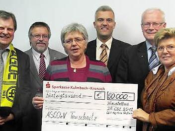Carl-August Heinz überreichte die Spende an Bürgermeister Hans Kaufmann, Bürgermeisterin Karin Ritter, Asco-Vorsitzenden Timo Ehrhrdt, Geschäftsführer Wolfgang Hammerschmidt und Bürgermeisterin Gabi Weber (von links). Foto: Veronika Schadeck