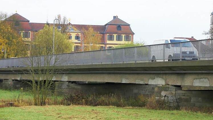 Deutlich zu erkennen sind die Schäden an der Saalebrücke, deren Sanierung nicht lohnt und  die daher abgerissen werden soll. Foto: Markus Reeh