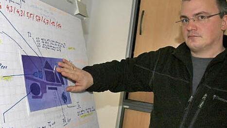 Bernhard Schurr bei Planungen und Beratungen am Reißbrett. Die Veterinäre haben es mit Landwirten, Tierzüchtern und Kleintierhaltern gleichermaßen zu tun. Fotos: Sonja Adam