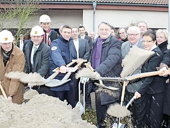 Zum symbolischen Spatenstich für die neue Rettungswache und die Altenheimsanierung trafen sich gestern viele geladene Gäste in Etzelskirchen. Foto: Andreas Dorsch