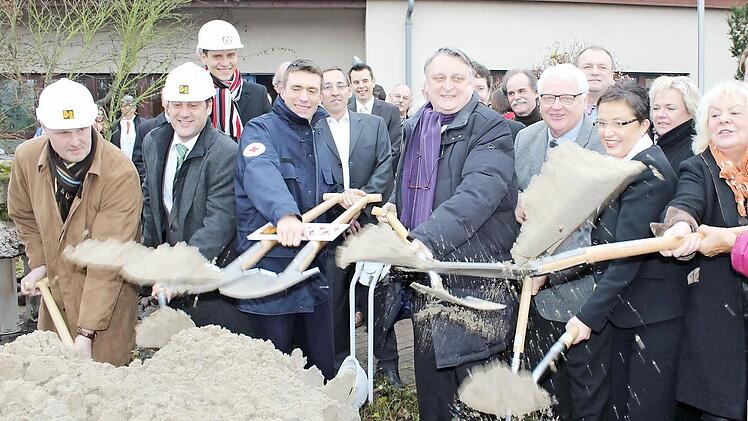 Zum symbolischen Spatenstich für die neue Rettungswache und die Altenheimsanierung trafen sich gestern viele geladene Gäste in Etzelskirchen. Foto: Andreas Dorsch