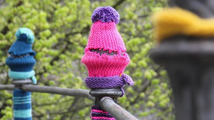 Die schöne "Bekleidung" der Pfähle wurde ein Opfer der Schere. Der Übeltäter wurde bei der Tat jedoch fotografiert. Foto: Marco Meißner