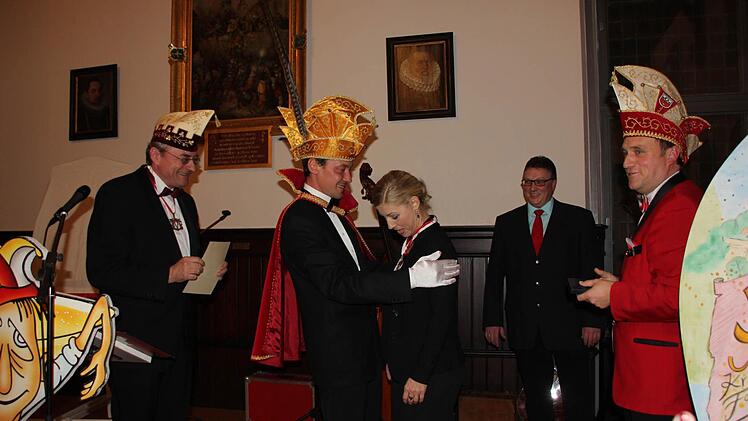 Wieland Beierkuhnlein (von links) vom Fastnachtsverband Franken und Prinz Holger I. ehrten Silke Woletz-Bauer und Thomas Porzelt mit dem Verdienstorden. Rechts Sitzungspräsident Martin Panzer.