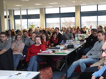 Die Lehrer der Carl-von-Linde-Realschule lauschen faszniert dem Vortrag von SebastianMüller.