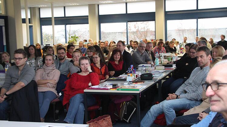 Die Lehrer der Carl-von-Linde-Realschule lauschen faszniert dem Vortrag von SebastianMüller.