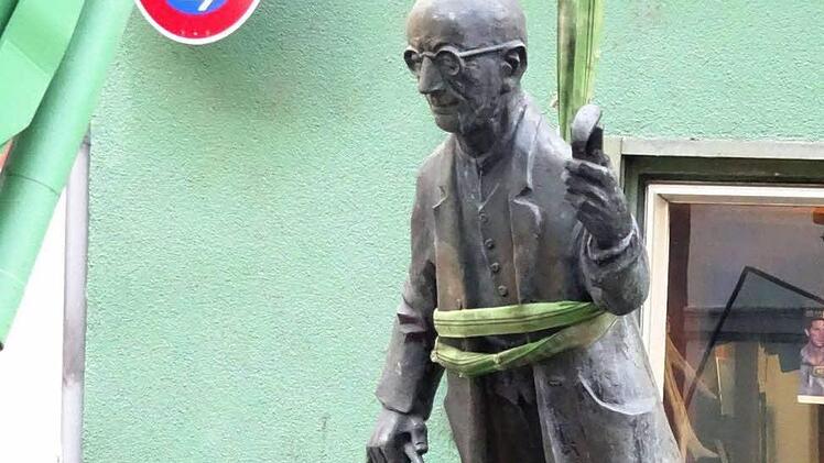Hier wird das kleine Denkmal des großen Originals zur Reparatur gebracht. Foto: Jochen Berger