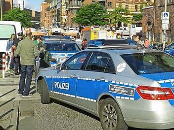 Am Fischmarkt in Hamburg: Hier in der Nähe passierte das Unglück. Die Einsatzfahrzeuge der Polizei kamen nicht ans Elbe-Ufer, da zu viele Leute und Fahrzeuge unterwegs waren. Das Bild nahm ein Ehepaar aus der Stadt Eltmann auf, das zufällig das Geschehen beobachtete.  Foto: privat
