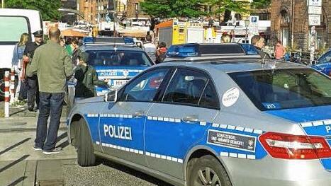 Am Fischmarkt in Hamburg: Hier in der Nähe passierte das Unglück. Die Einsatzfahrzeuge der Polizei kamen nicht ans Elbe-Ufer, da zu viele Leute und Fahrzeuge unterwegs waren. Das Bild nahm ein Ehepaar aus der Stadt Eltmann auf, das zufällig das Geschehen beobachtete.  Foto: privat