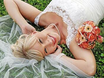 Die Hochzeit soll ein perfekter Tag für die Braut sein. Das macht diverse Vorbereitungen unumgänglich. Sicher sinnvoll ist der Besuch der Hochzeitsmesse in Schloss Wiesenthau, weil hier vieles auf einmal geklärt werden kann.  Fotos: www.fotoschwab.de